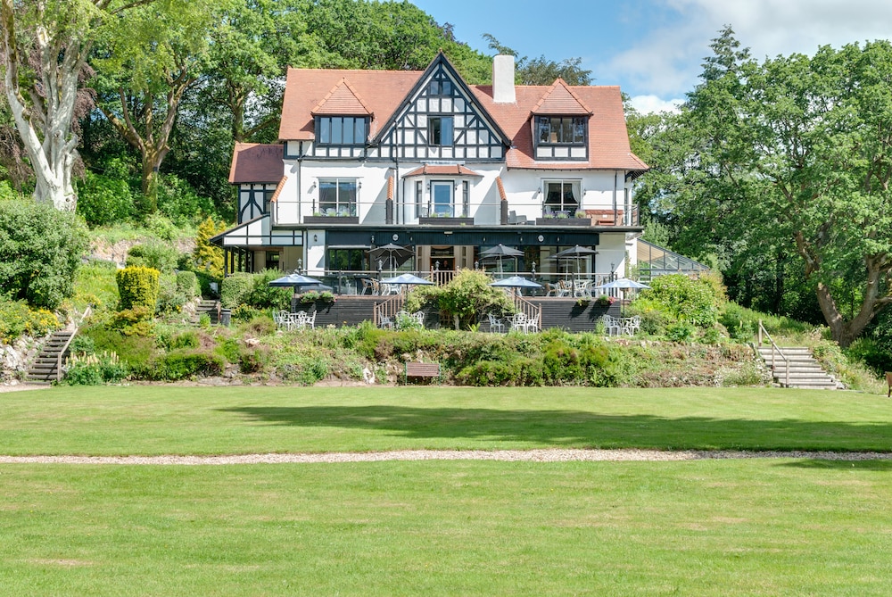 Craig y Dderwen Riverside Hotel