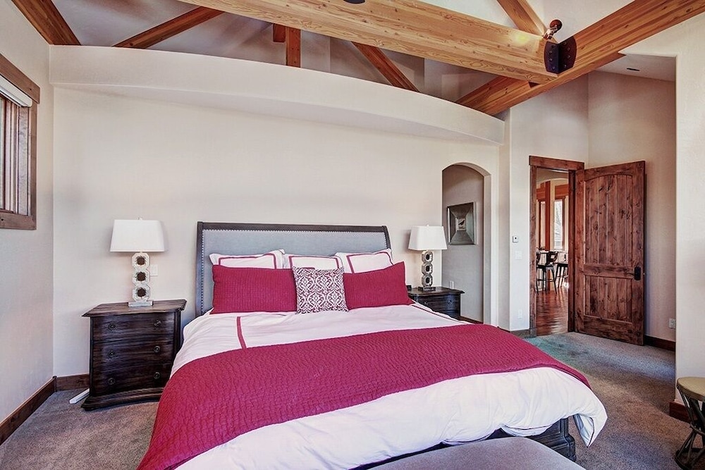 Mountain Majesty Manor Main Street by Pinnacle Lodging - photo 3