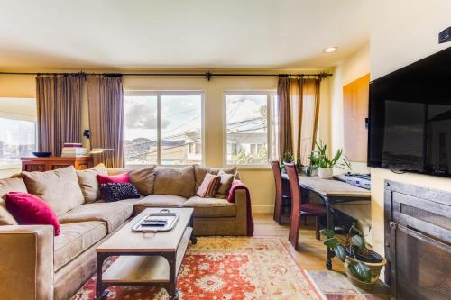Two Bedroom Two Newly Renovated Bathrooms Deck — 4-Star Luxury Hotel in San Francisco, United States