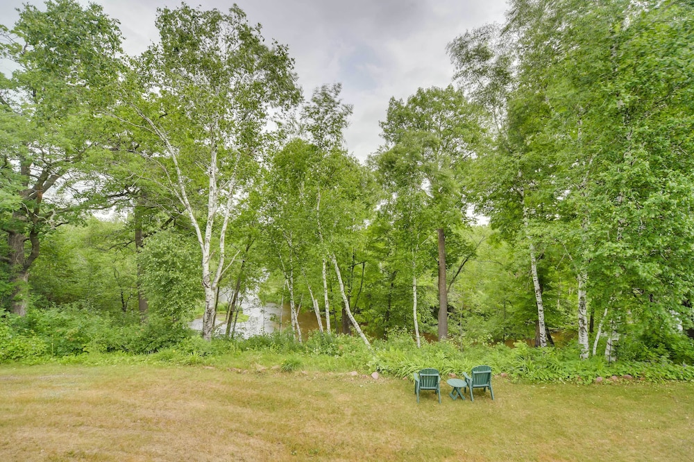 Riverfront Bliss in Rice Lake: Deck Grill & Hike — hotel in Rice Lake