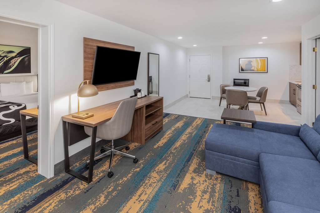 La Quinta Inn & Suites by Wyndham Pharr RGV Medical Center - photo 43