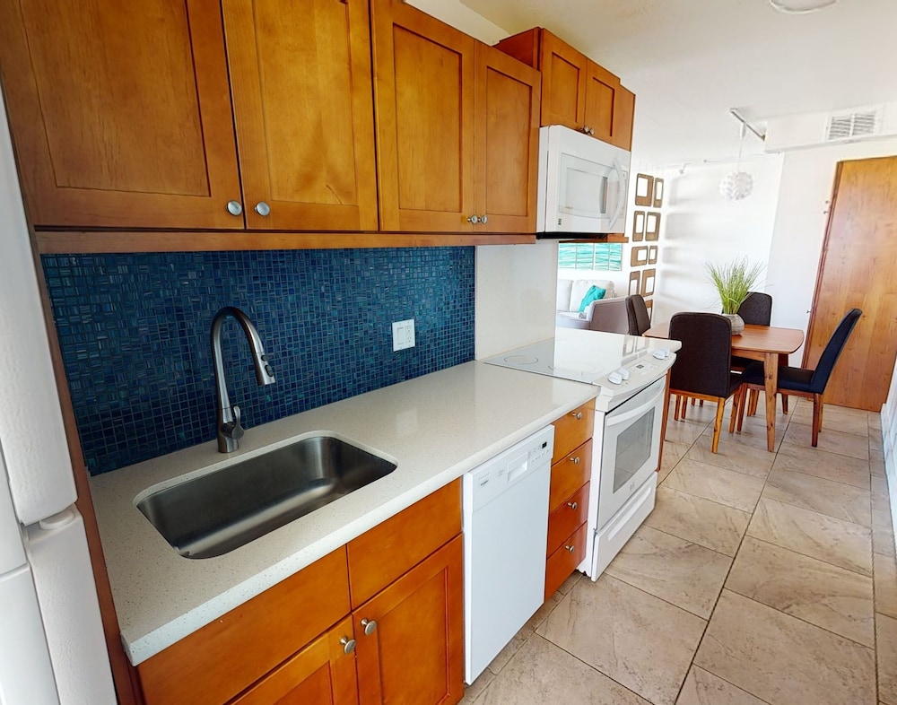 Artsy 32nd Floor Condo with Modern Furnishings & Gorgeous Ocean Views by Koko Resort Vacation Rentals - photo 11