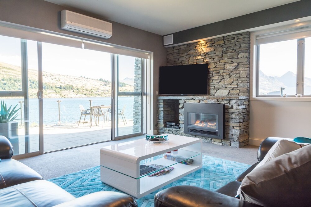 Luxury Lakefront Villas Queenstown — 4-Star Luxury Hotel in Queenstown, New Zealand