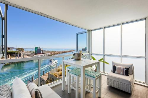 Azure Bliss Majestic Apartment on the Water — 4-Star Luxury Hotel in Safety Beach, Australia
