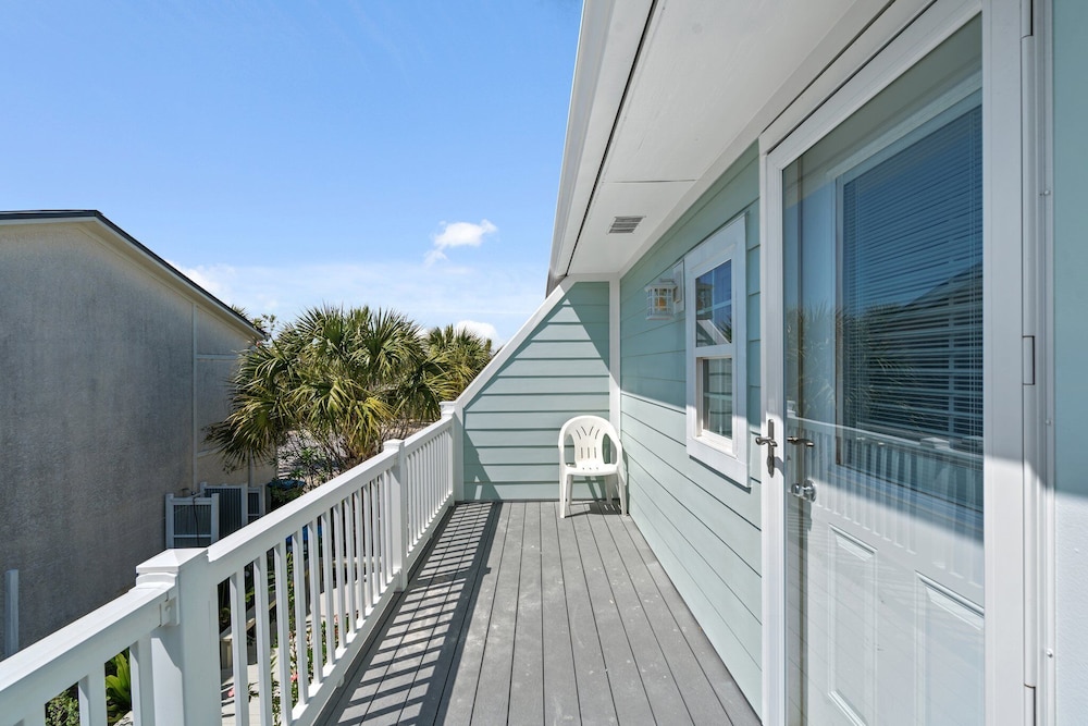 Newly Renovated 140 Feet To White Sandy Beaches Pool Grill - photo 29