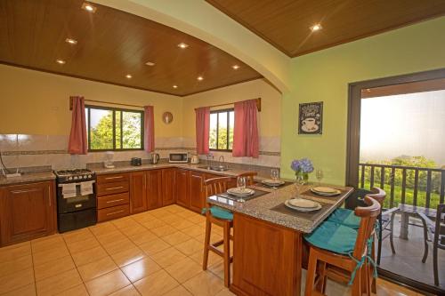 Beautiful 2 Bedroom Villa with Private Nature Reserve Friendship House — 4-Star Luxury Hotel in Bijagua, Costa Rica