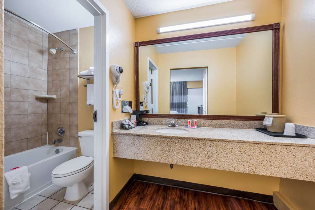 Econo Lodge Columbus near Airport - photo 13