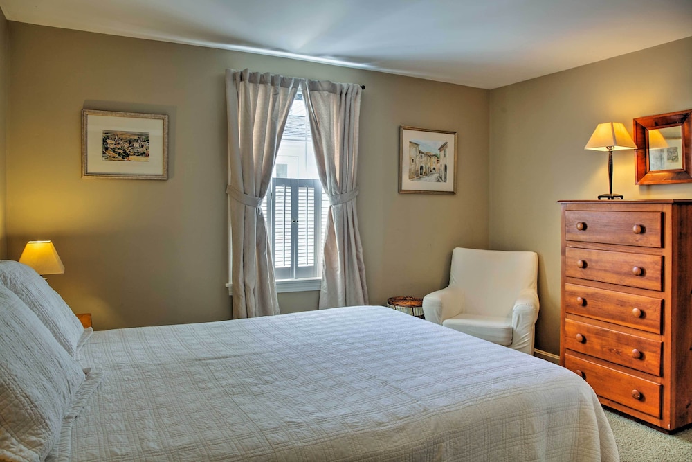 Peaceful Waterfront Apt with Deck 22 Mi To Portland — 4-Star Luxury Hotel in Freeport, United States