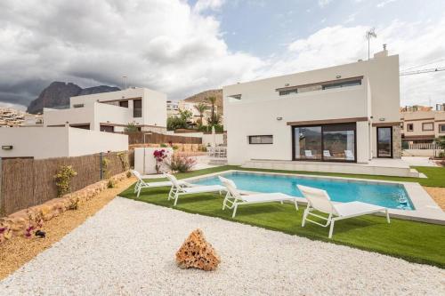 Superbe villa vue mer pour des vacances de rA ve — 4-Star Luxury Hotel in Finestrat, Spain