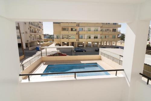 Olivia Mackenzie 2 Bedroom Flat with Pool