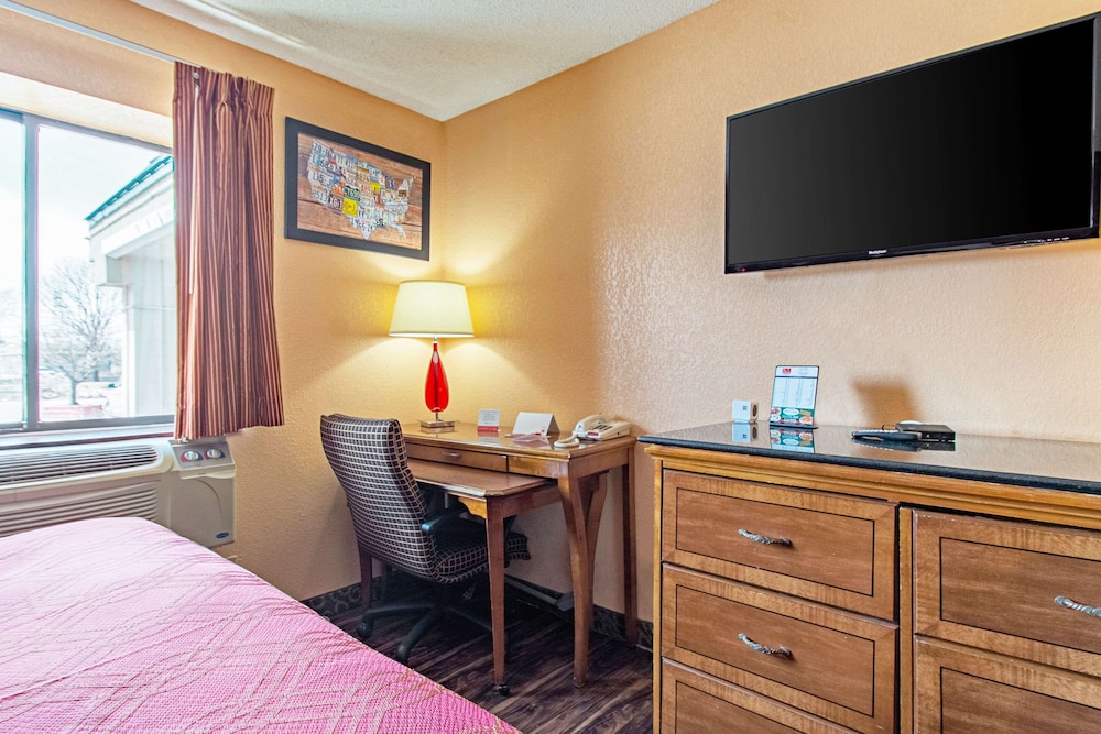Econo Lodge Utica - photo 8