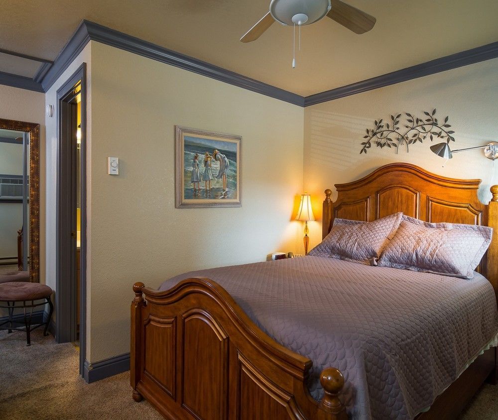 Bond Hotel & Extended Stay - photo 2