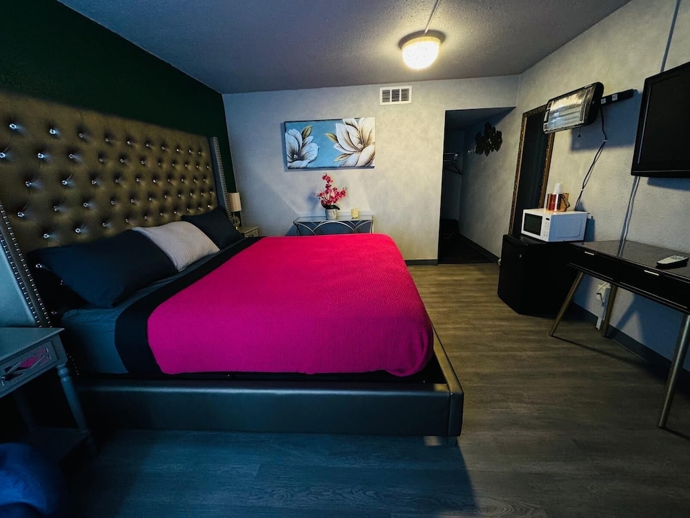 The Village Inn Hotel - photo 36