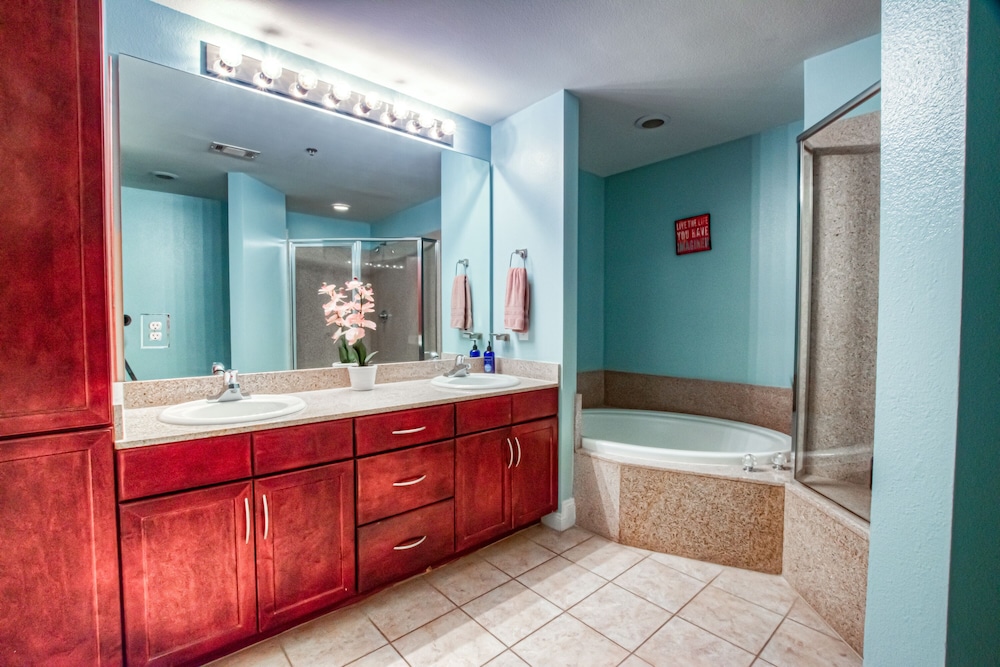 Laketown Wharf Resort by Aneliya's Rentals - photo 749
