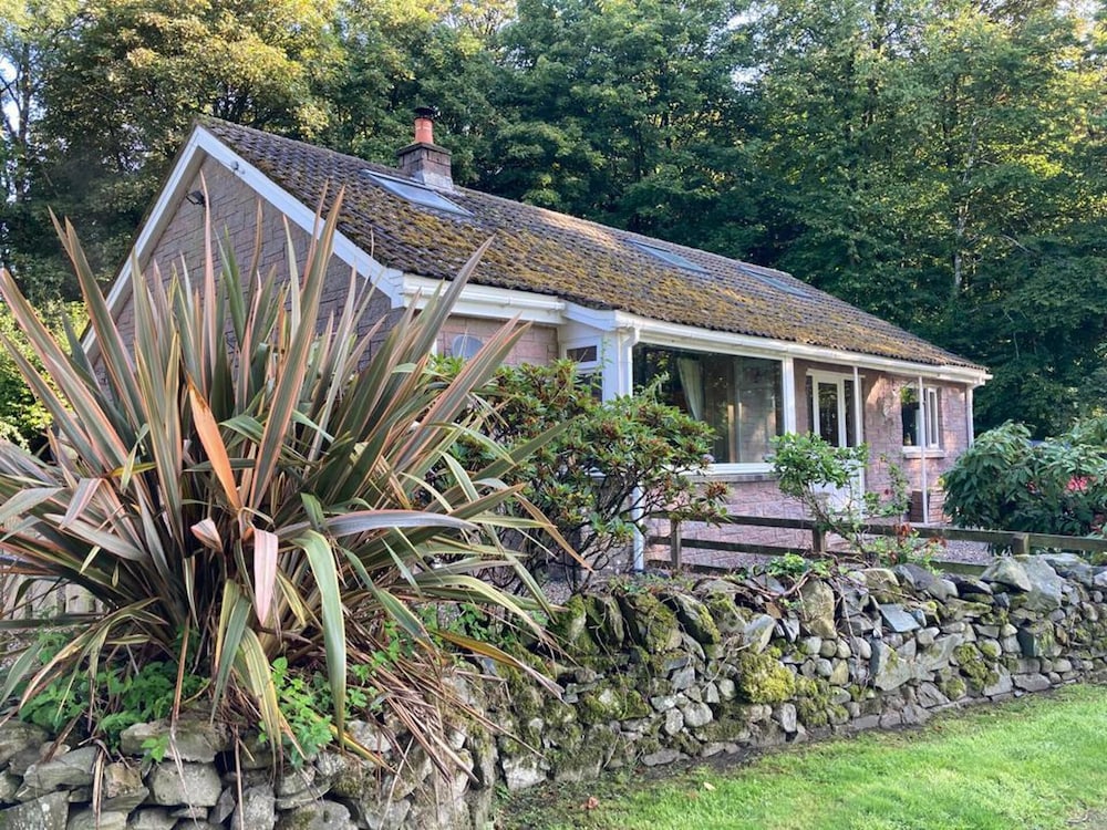 Country Cottage Sleeps 6 w Hot Tub & Dog Friendly — 4-Star Luxury Hotel in Thornhill, United Kingdom