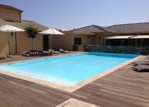 Soleil Piscine Parking Et Bienvenue A Sisco — Sisco