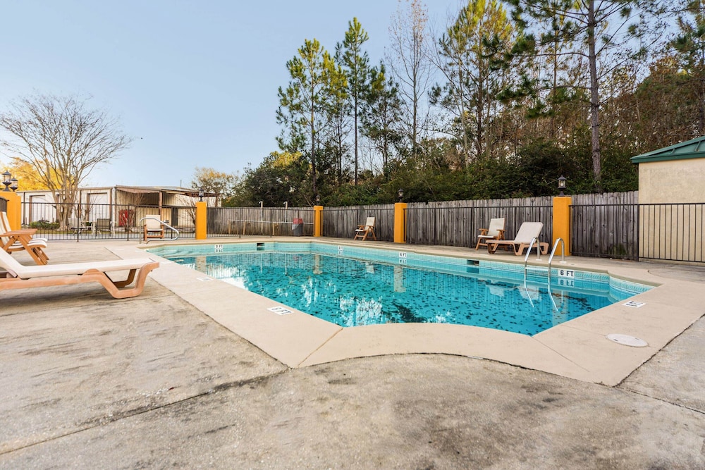 Days Inn by Wyndham Atmore - photo 33