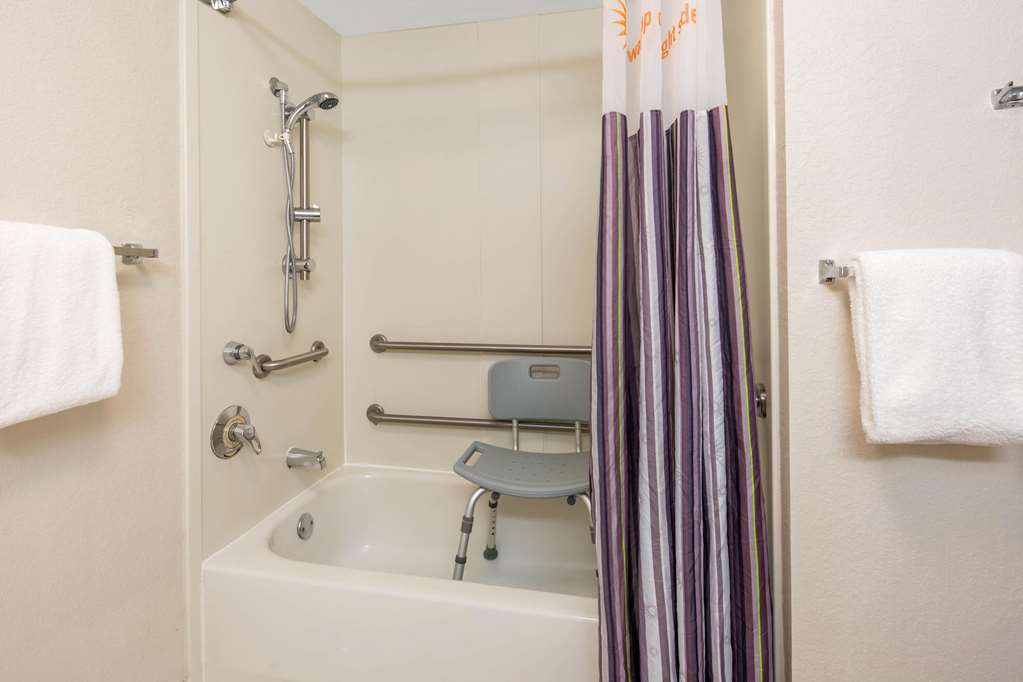 La Quinta Inn & Suites by Wyndham Ft. Lauderdale Plantation - photo 23