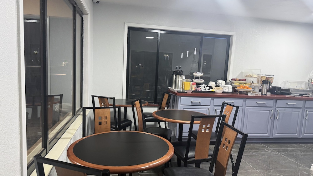 Xecutive Inn and Suites - photo 14