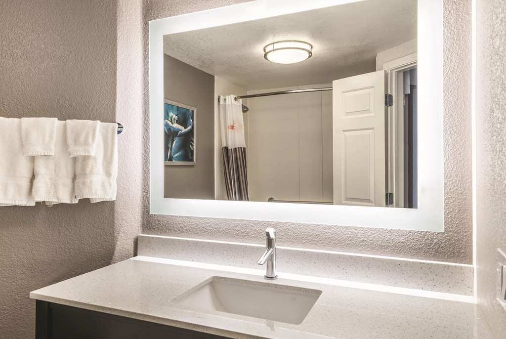 La Quinta Inn & Suites by Wyndham Orlando Lake Mary - photo 21