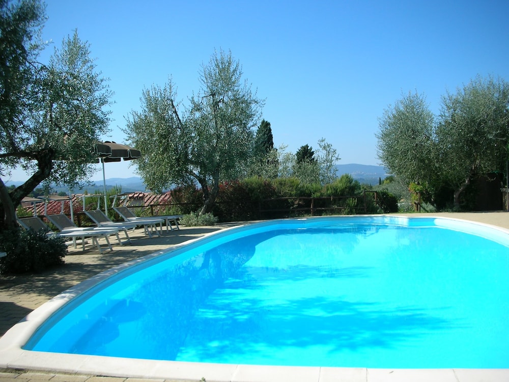 Podere Oliveta 5 appartamenti con Piscina e Vista — 4-Star Luxury Hotel in Poggibonsi, Italy