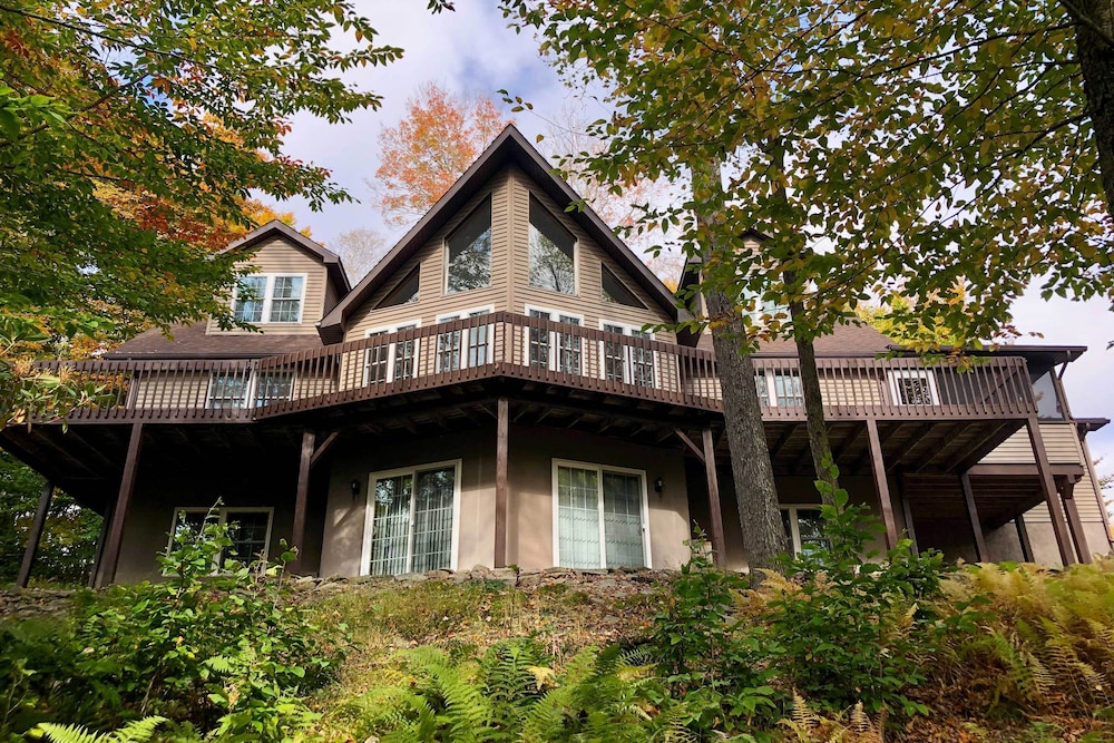 Steps to River Big Bass Lake House with Grill — 4-Star Luxury Hotel in Gouldsboro, United States