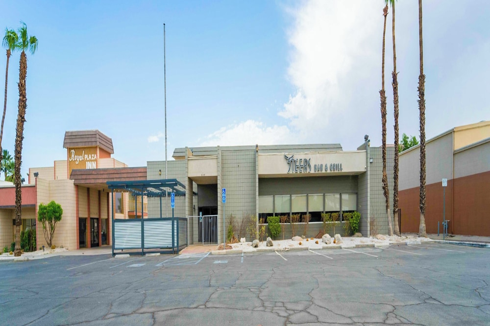 Royal Plaza Inn Indio - photo 92