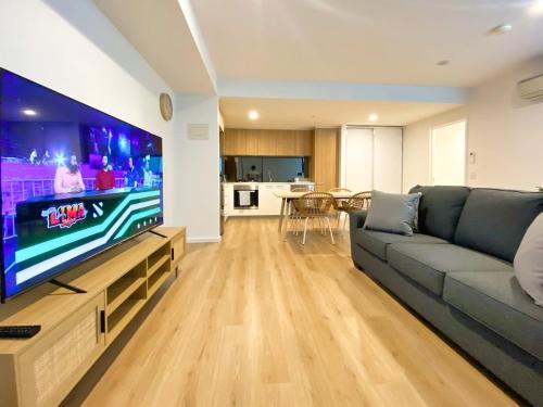 Beautiful 2BR Apt at Adelaide CBD with Pool Gym BBQ — 4-Star Luxury Hotel in Adelaide, Australia