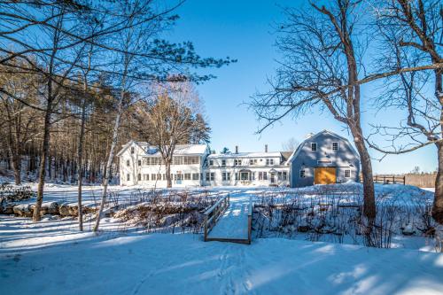 Whispering Waters Farmhouse and Wedding Barn — 4-Star Luxury Hotel in Paris, United States