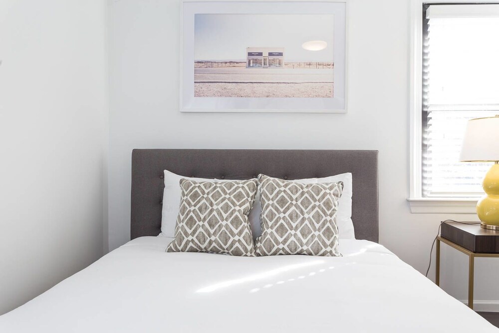 8 BRs Comprised of 4 2BR Suites by Domio - photo 2