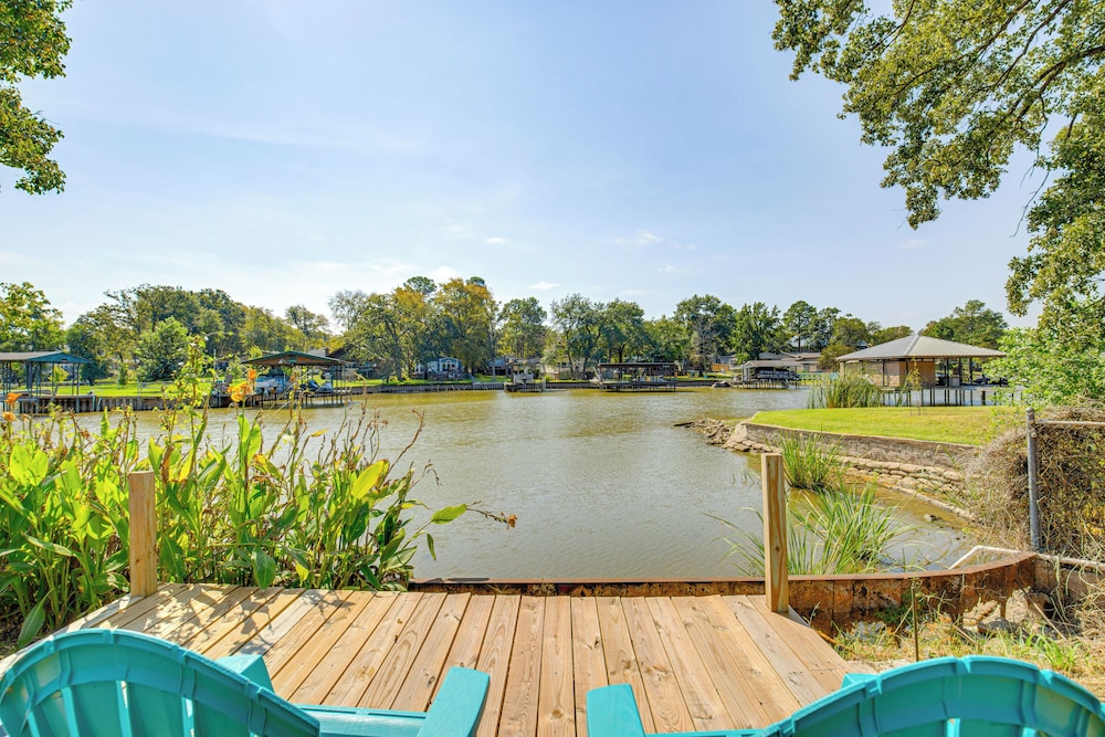 Cedar Creek Reservoir Retreat w Fire Pit Deck — hotel in Mabank