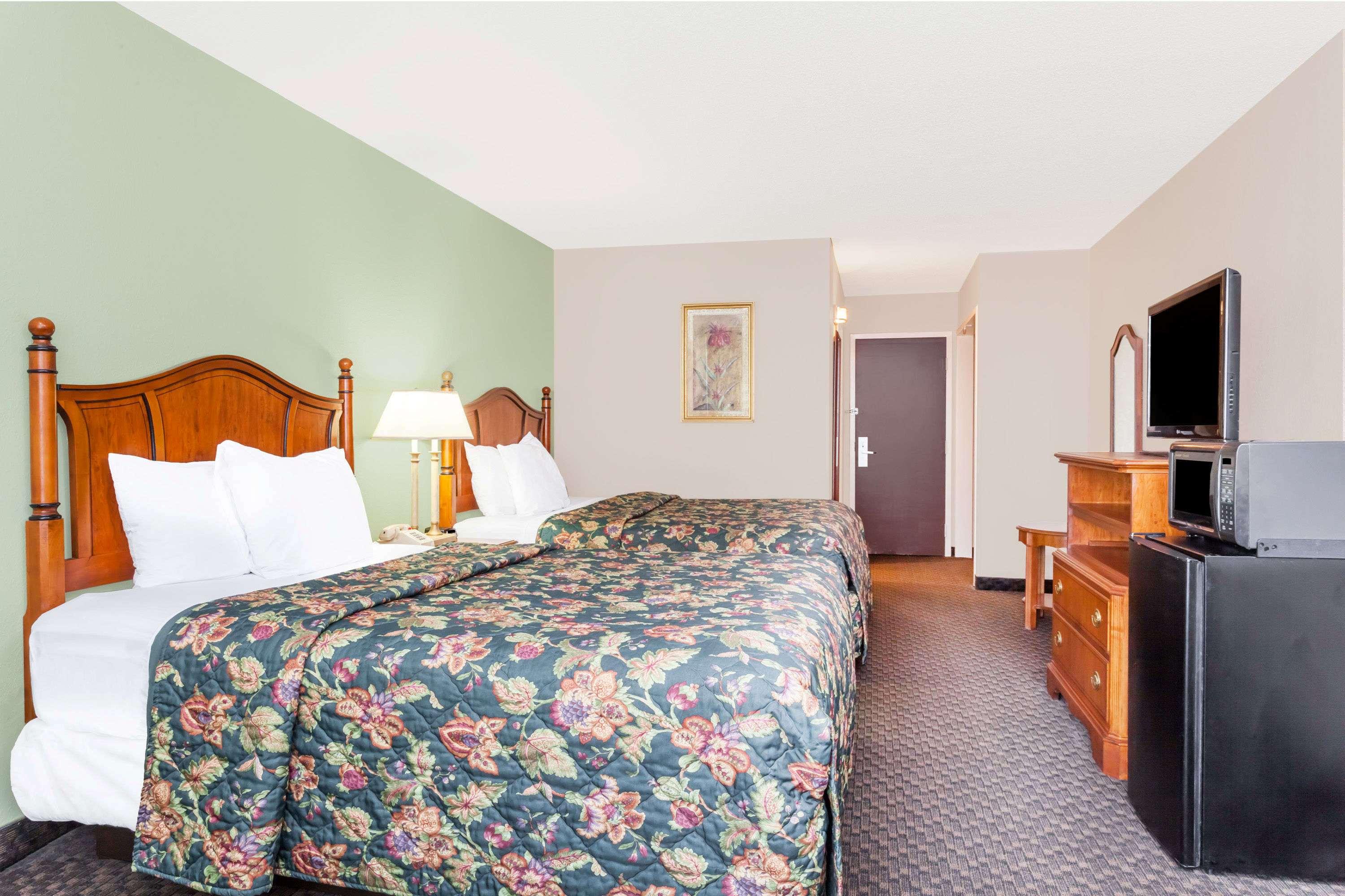 Days Inn and Suites SE Columbia Ft Jackson - photo 10