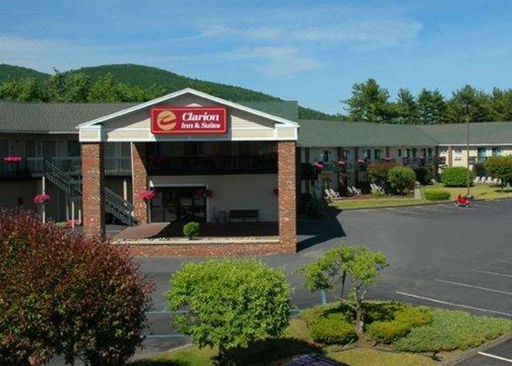 Clarion Inn & Suites at the Outlets of Lake George - carbon neutral hotel in Queensbury