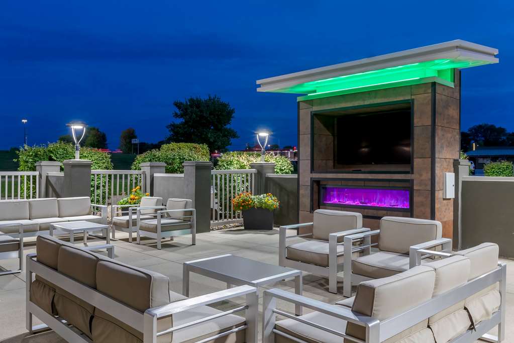 La Quinta Inn & Suites by Wyndham Des Moines West Clive - photo 88