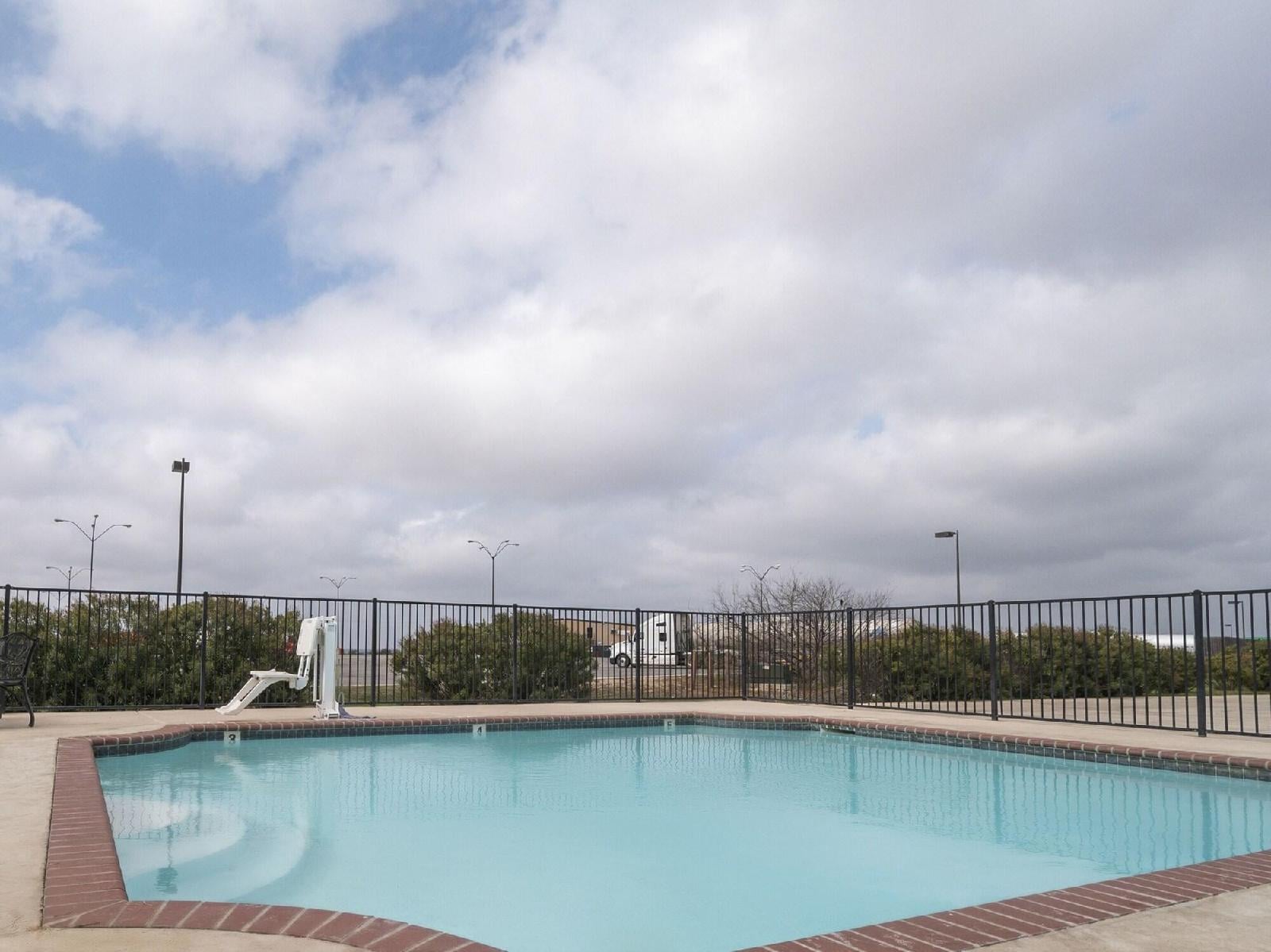 Oyo Hotel Pearsall I 35 West - photo 6