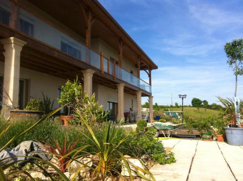 La Decouverte Jacuzzi Sauna Et Terrasse Avec Vue Sur Lac a la Campagne Entre Toulouse Et Auch — 4-Star Luxury Hotel in L'isle-Jourdain, France