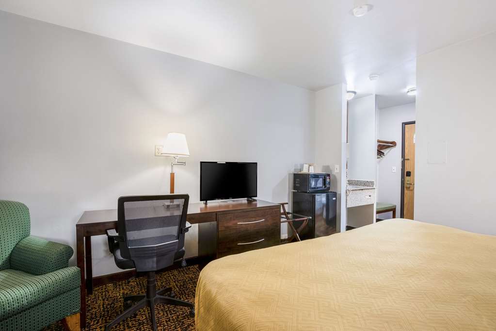 Econo Lodge Milwaukee Airport - photo 10
