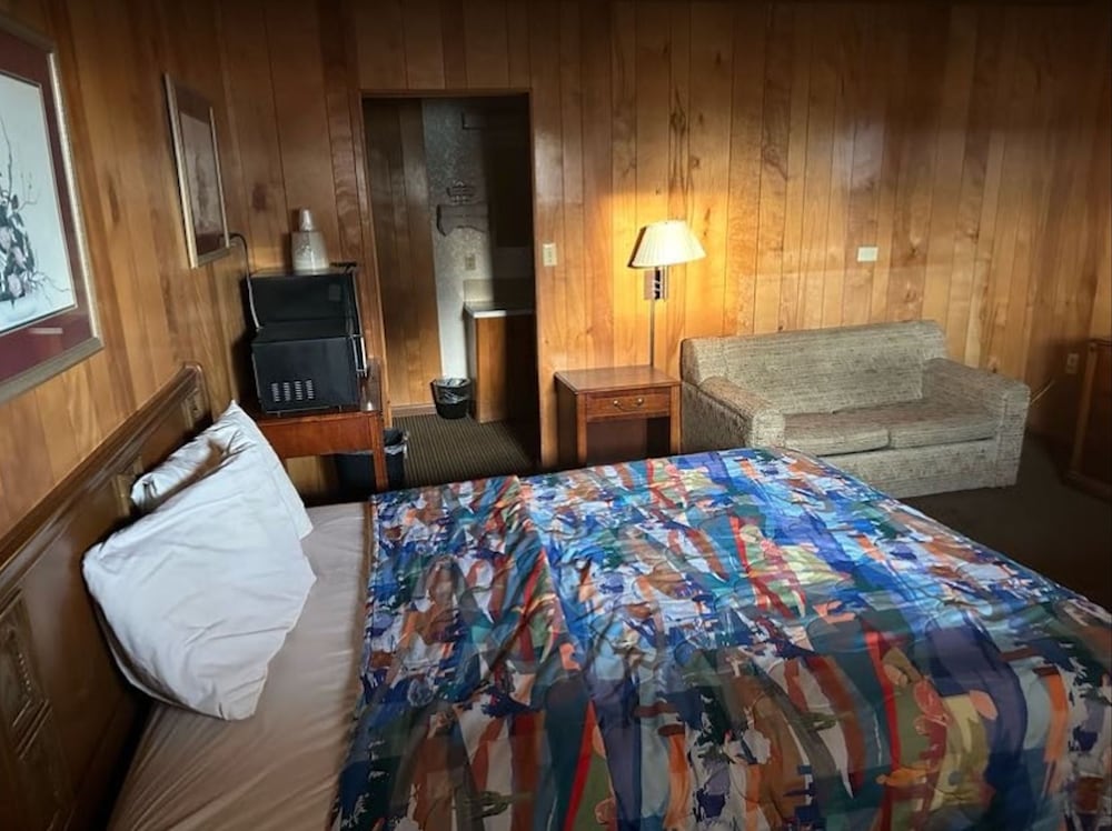 Love Hotels Western Holiday by OYO at Harlan Lake NE - photo 4