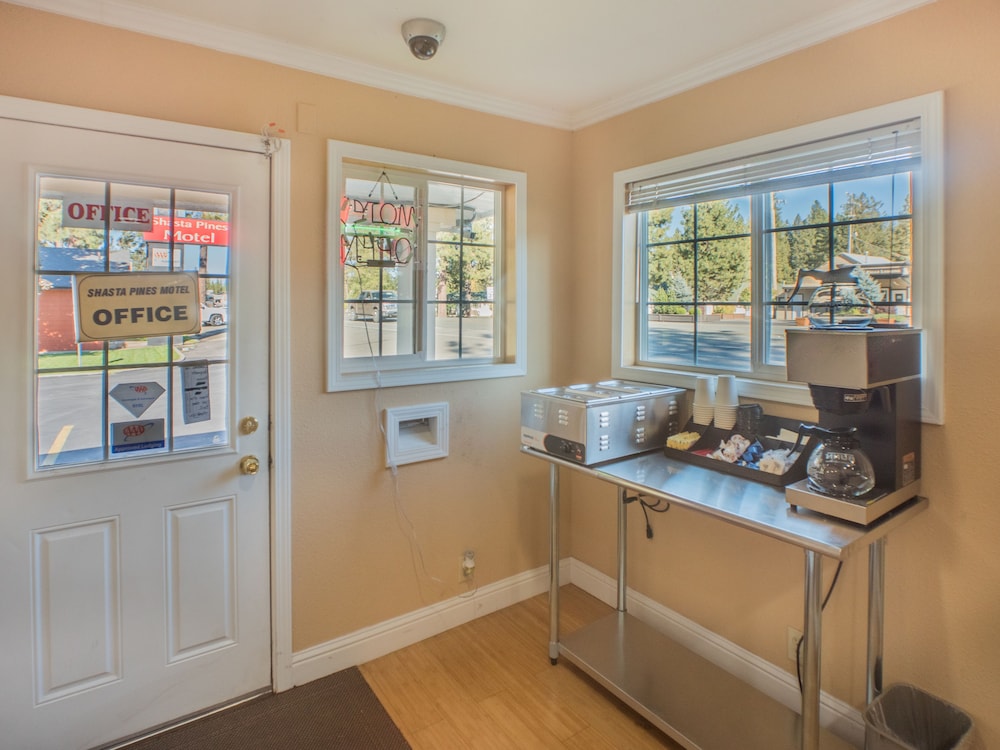 Shasta Pines Motel & Suites - photo 3