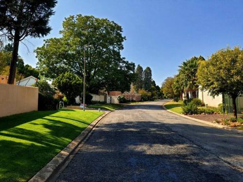 Cozy Apartment with private Garden — 4-Star Luxury Hotel in Johannesburg, South Africa