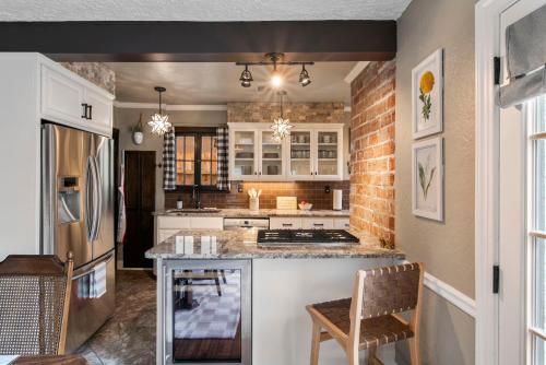 Ivy Cottage w hot tub by HVNLYhomes — 4-Star Luxury Hotel in Tulsa, United States