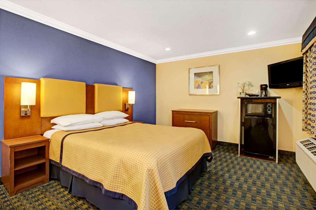 Days Inn by Wyndham San Francisco Lombard - photo 4