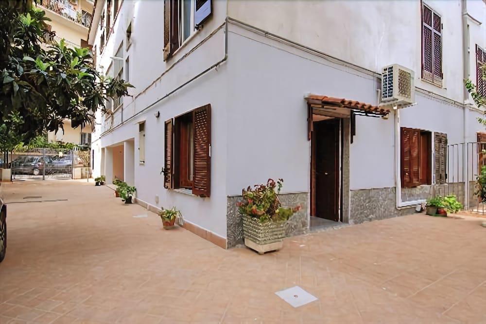 Il Bassotto — 4-Star Luxury Hotel in Pompei, Italy