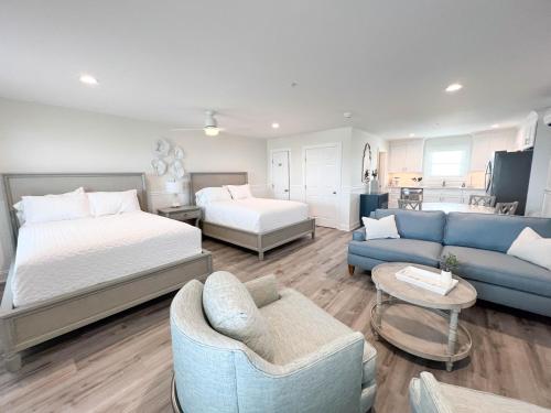 Adjacent 3rd Floor Trio 3001 King 3002 Queen & 3003 Queen — 4-Star Luxury Hotel in Santa Cruz, United States