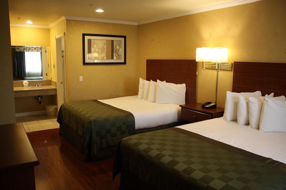 Ambassador Inn Alhambra - photo 6