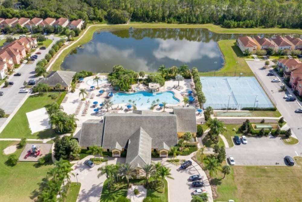 4 Bedroom 3 Bath Town Home With Pool in Paradise Palms Resort - photo 2