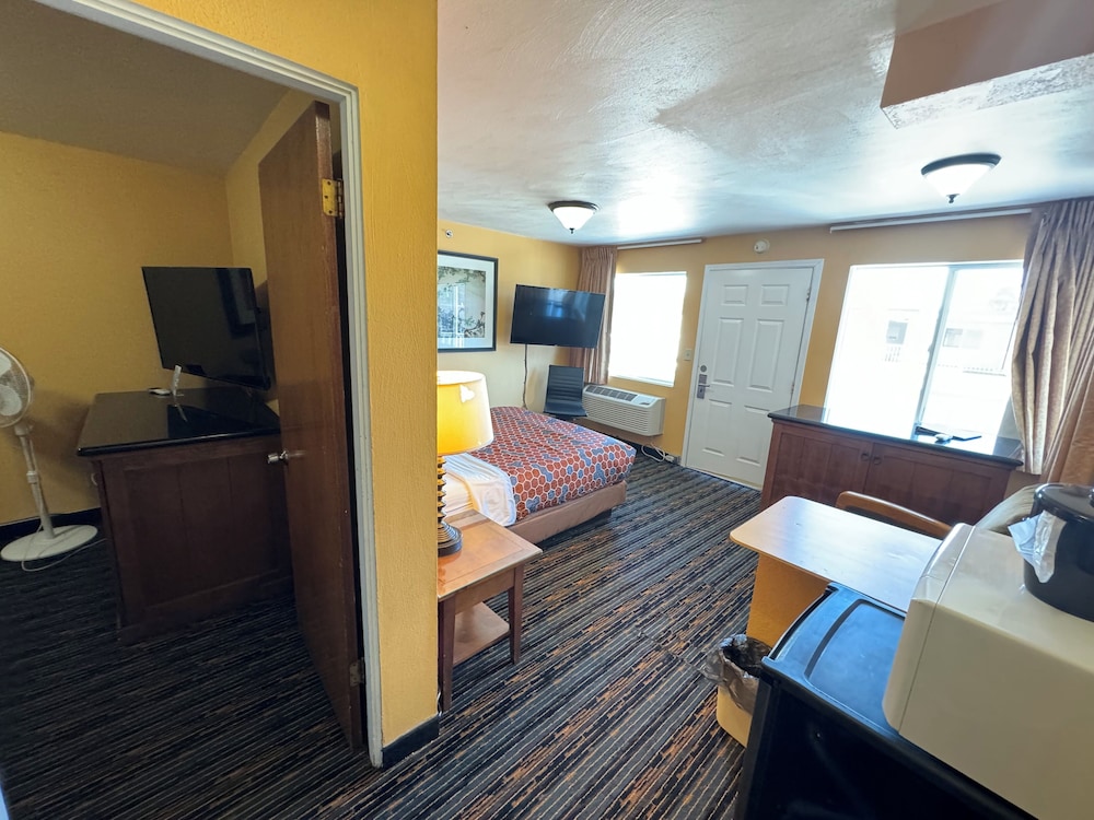 The Royal Victorian Motel - photo 27
