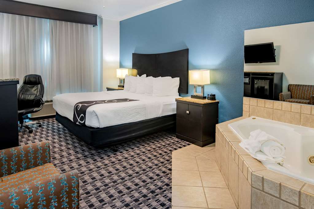 La Quinta Inn & Suites by Wyndham Dalhart - photo 64