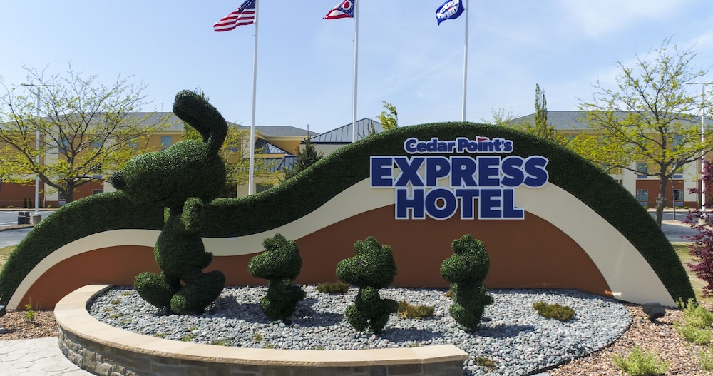 Cedar Point's Express Hotel - photo 29