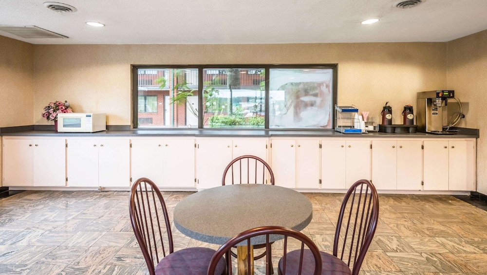 Studios and Suites 4 Less Emporia - photo 4